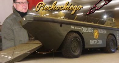Piechocki w muzeum sprzętu wojskowego