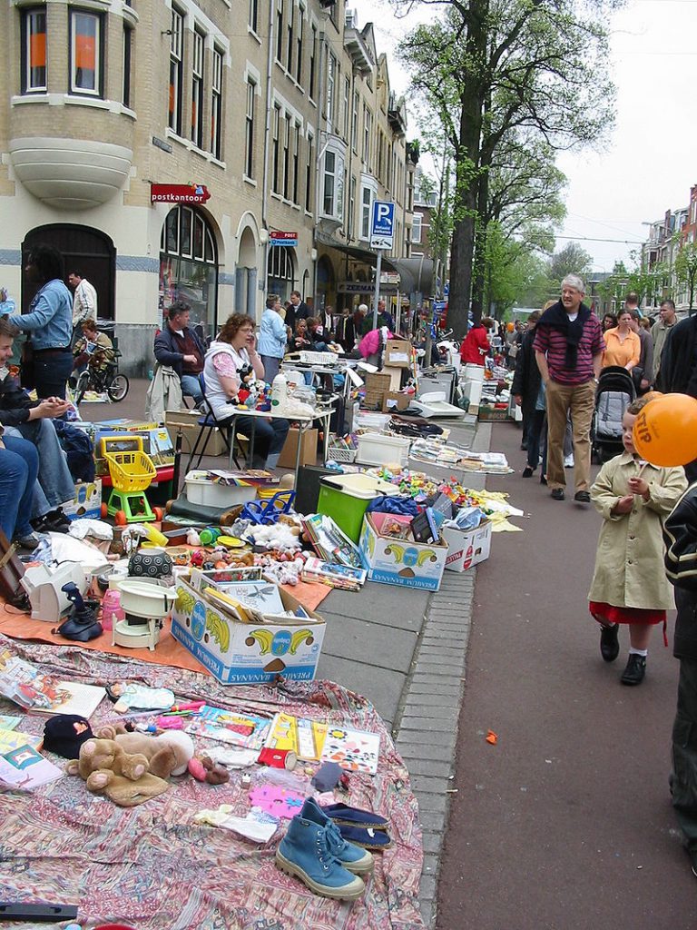 Woningsdag zamiast Koningsdag? Zobacz, jak będzie wyglądał Dzień Króla `2020 15 800px Vrijmarkt Den Haag Koninginnedag 30 april 2005 versie 2