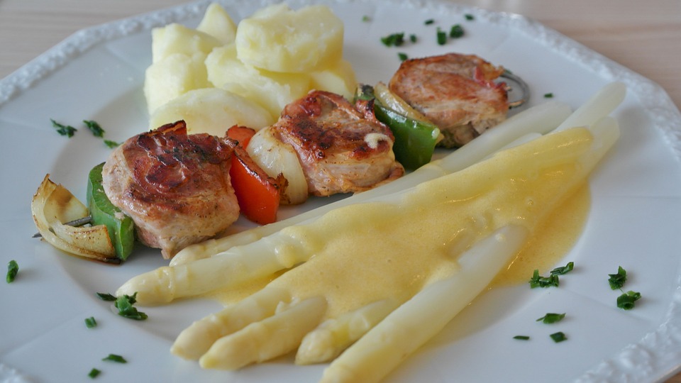 'Białe złoto' Holandii: 10 ciekawostek, prawd i mitów o szparagach 27 meat skewer 329222 960 720 1