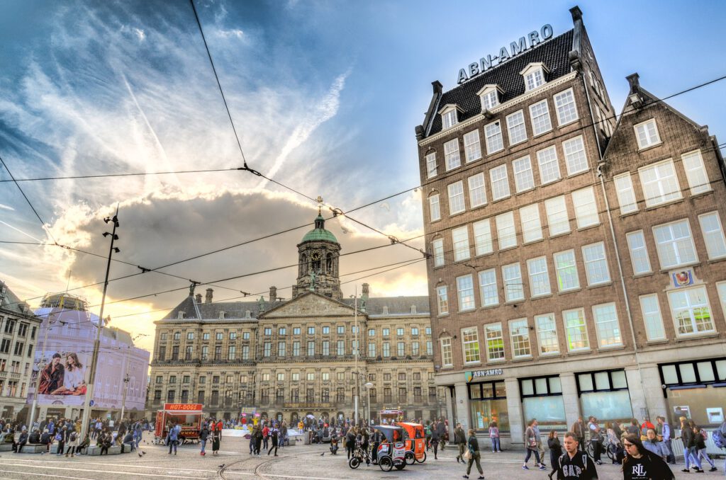 Tysiące demonstrantów w Amsterdamie - "1,5 metra" niewykonalne! 10 sli