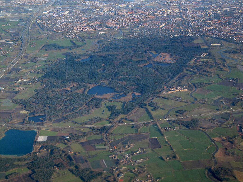 Weekend w Holandii: Korki, zatłoczone pociągi i plaże pełne ludzi 9 1280px Mastbos Aerial photograph