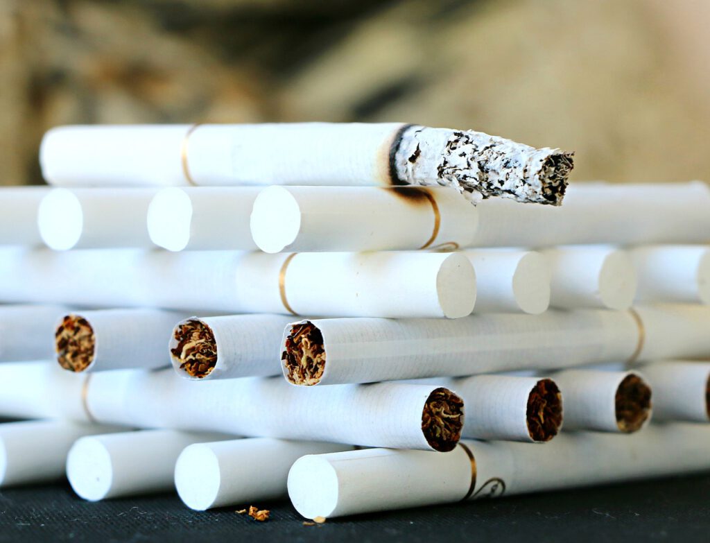 Holandia: Palacze sięgają coraz głębiej do kieszeni... 8 cigarette 1642232 1280