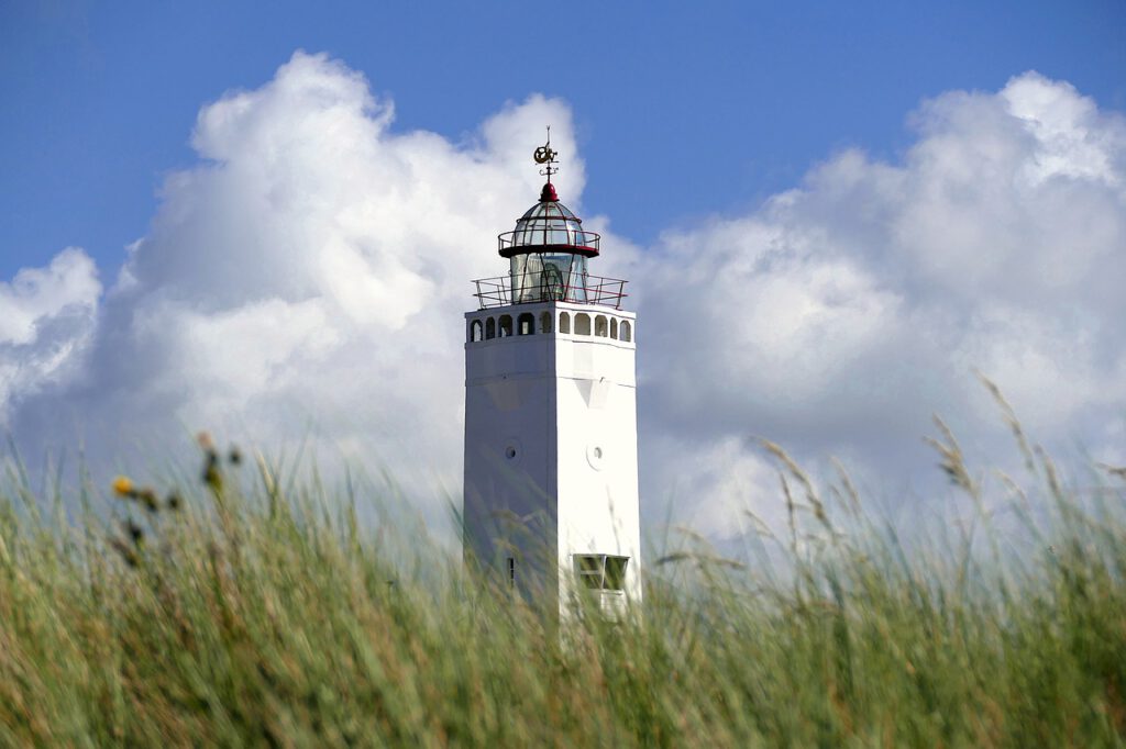Wakacje w Holandii: Te plaże omijaj szerokim łukiem! 8 lighthouse 4296973 1280