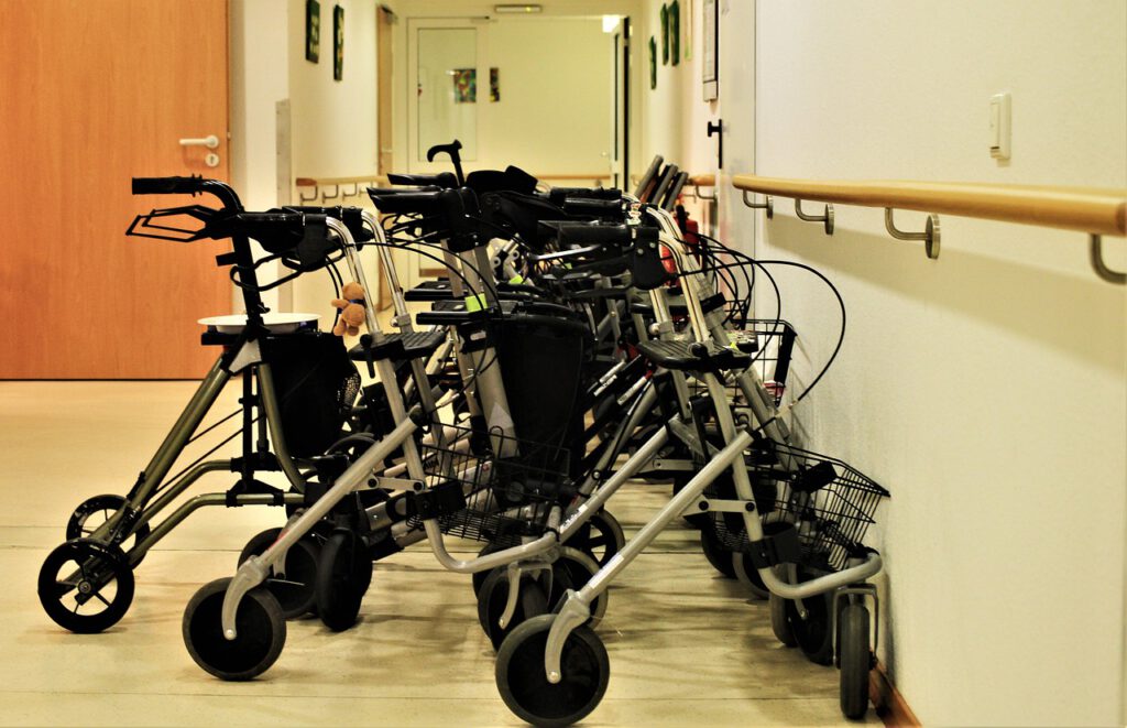 Mieszkańcy domu opieki w Rijswijk okradzeni przez parę oszustów! 9 rollators 4916806 1280