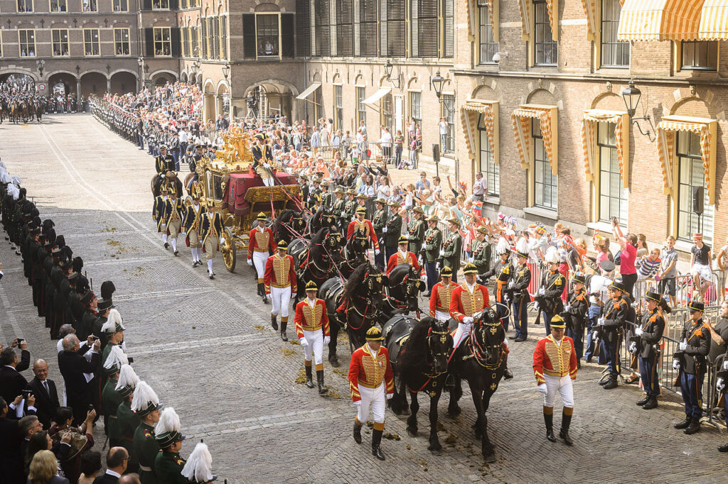 Prinsjesdag `2020: Ścisk jak na karnawale, rodzina królewska zapomniała o koronawirusie! 10 1280px Gouden Koets Prinsjesdag 2014 15072575499