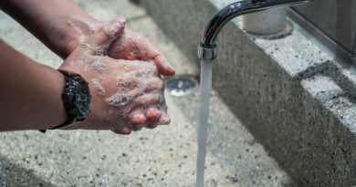 Holandia koronawirus mycie rąk dezynfekcja alkohol 2020