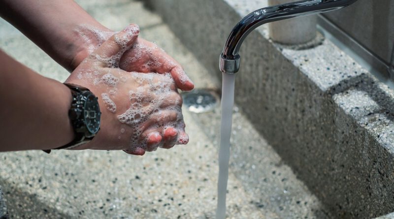 Holandia koronawirus mycie rąk dezynfekcja alkohol 2020
