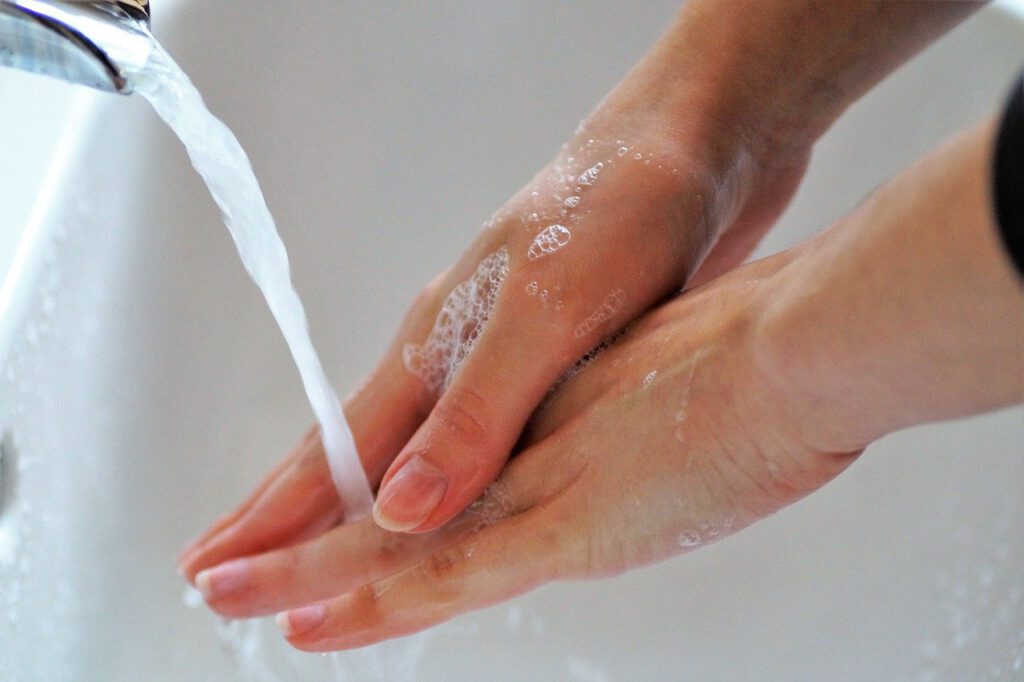Koronawirus - najnowsze fakty: Mycie rąk naprawdę pomaga! 8 washing hands 4940196 1280