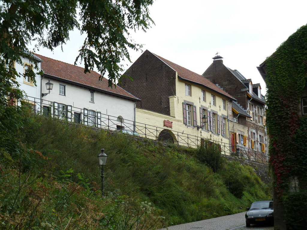 Nie wiesz dokąd się wybrać? Oto 5 najpiękniejszych wiosek w Holandii (2020) 8 1280px Elsloo Op de Berg gezien vanaf Maasberg