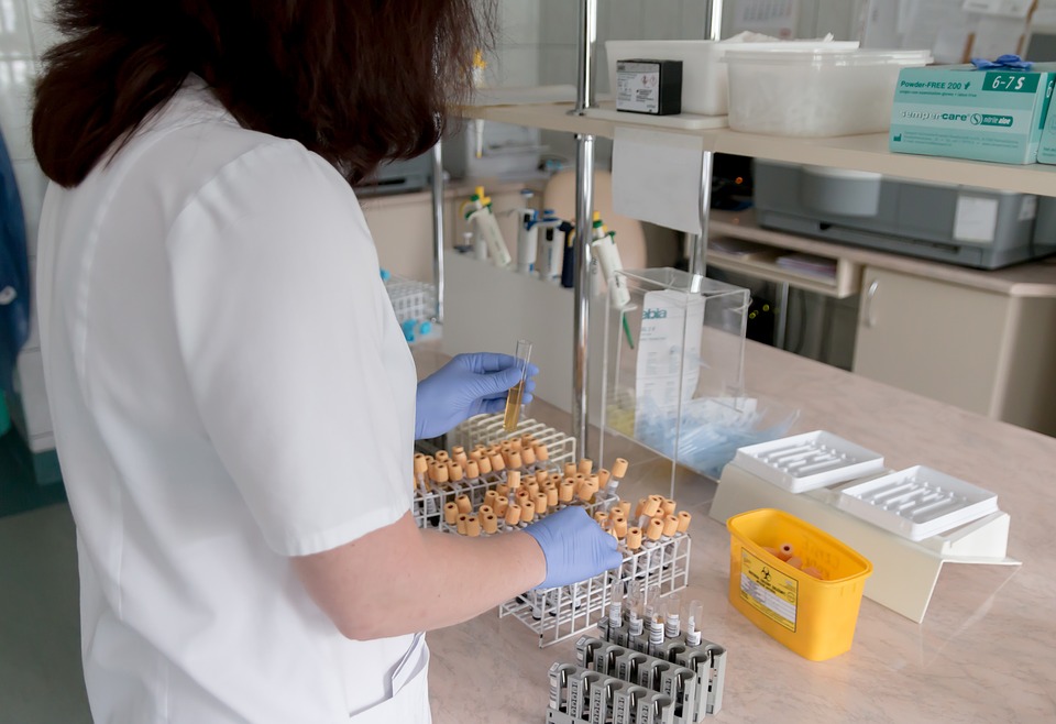 Koronawirus w Holandii: Trwa uruchamianie 20 dodatkowych, olbrzymich stacji szybkich testów! 10 laboratory 2815632 960 720