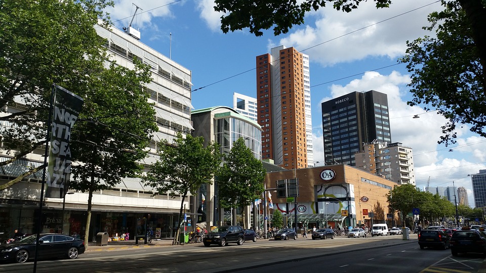 Czarny piątek w Rotterdamie niczym w filmach sci-fi: Klienci sklepów odesłani do domów przez potężnego... drona 8 rotterdam center 882974 960 720