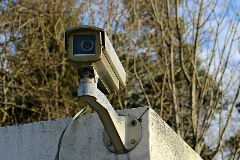 Czy to nowa (niebezpieczna) rozrywka holenderskich nastolatków? 9 surveillance camera 241725 960 720