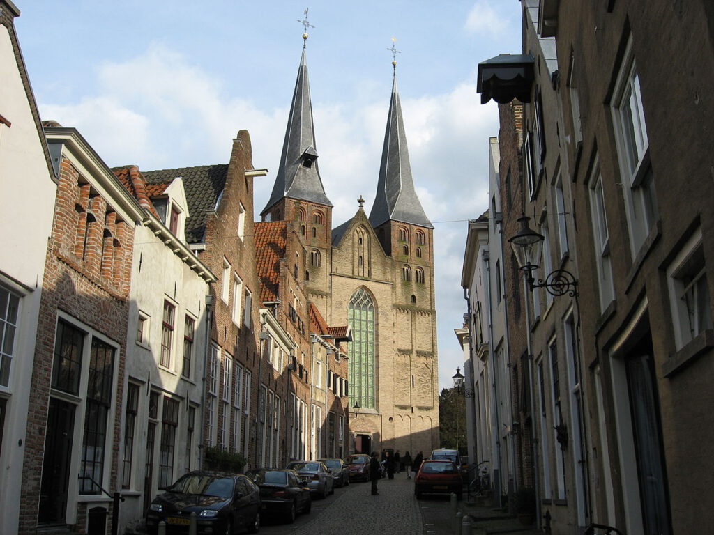 1280px Bergkerk Deventer vanuit Bergstraat