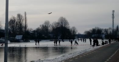 Holandia kanał lód łyżwiarze luty 2021