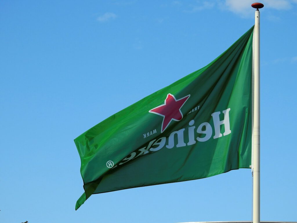 Dramatyczny spadek zysków: Heineken tnie 8000 miejsc pracy! 11 flag 1729270 1280