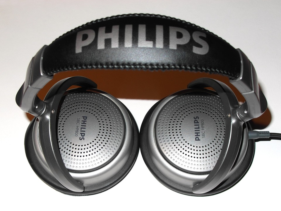 Co zostanie z holenderskiego Philipsa? Po żarówkach i świetlówkach, pod młotek idzie sprzęt AGD! 9 headphones 388676 960 720