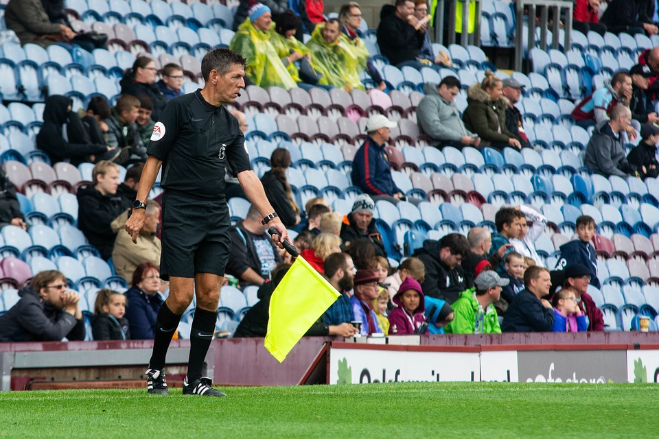 Piłka nożna: Już wiadomo, dlaczego Holendrzy coraz częściej przegrywają u siebie! 8 linesman 3575425 960 720