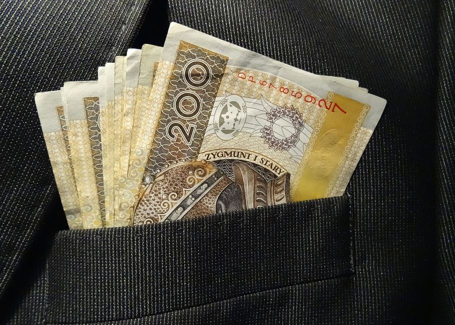 Pracownicy migrujący 'niechcący' otrzymali ulgę podatkową. Oddadzą 70 mln? 8 kASA