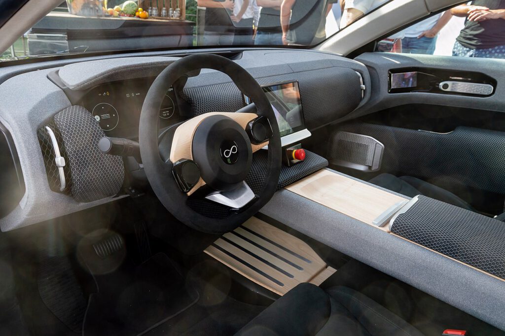 Holendrzy załatwili Tesla S - 'Lightyear' śmiga 710 km na jednym ładowaniu! 10 1280px Lightyear One Soestdijk Palace 2019 01