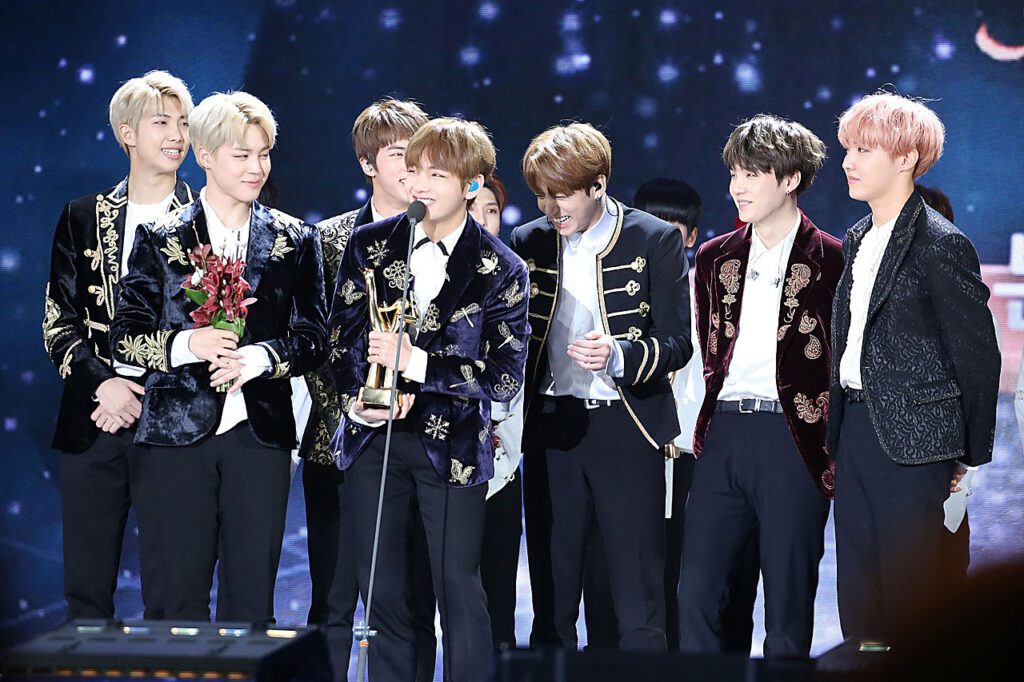 Ani w Rotterdamie, ani nigdzie: BTS definitywnie odwołali światowe tournee! 8 1280px BTS at the 31st Golden Disk Awards