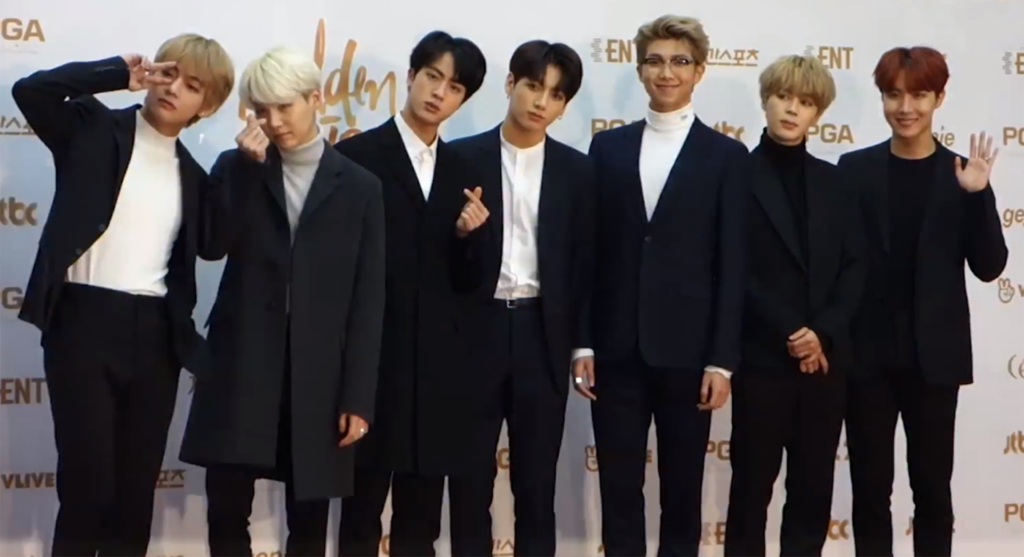 Ani w Rotterdamie, ani nigdzie: BTS definitywnie odwołali światowe tournee! 9 1920px 방탄소년단BTS 180110 제 32회 골든디스크