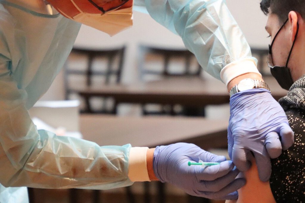 Koronawirus `2021: Jak w tym roku wyglądały wakacje Holendrów? 13 vaccination 5884515 1280