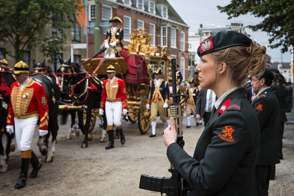 Prinsjesdag w Holandii: Roczna pensja króla wzrośnie do ponad 1 miliona €uro! 3 1280px Erewacht Prinsjesdag 2015
