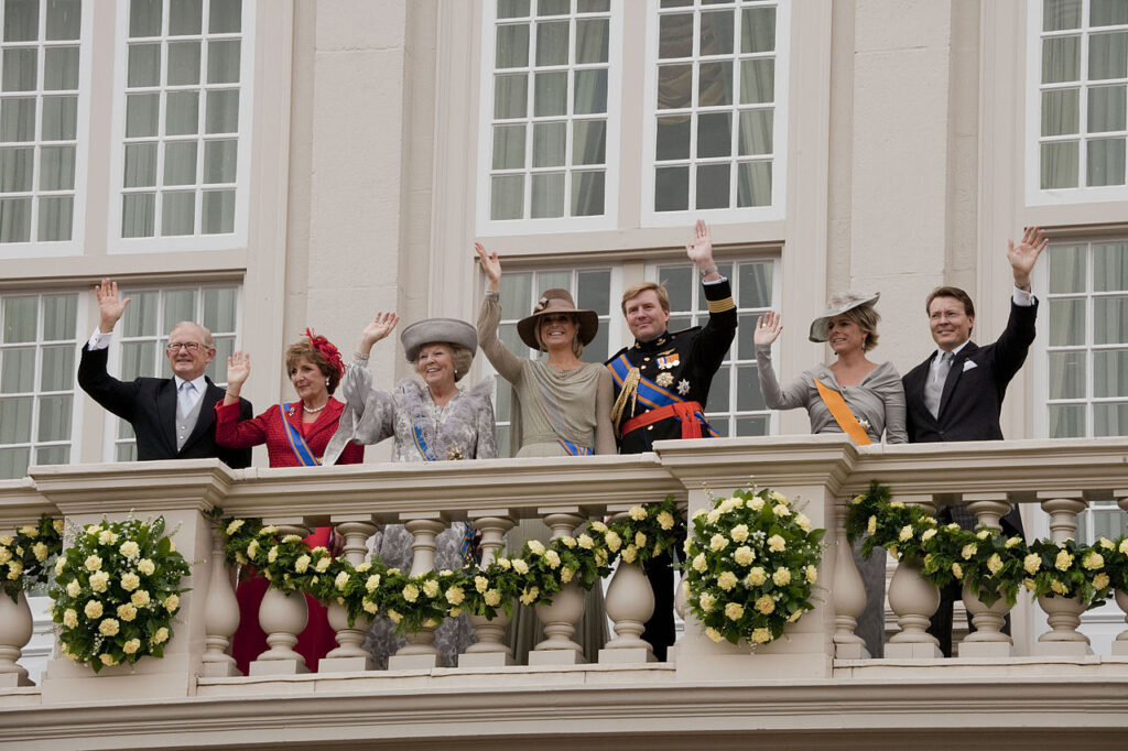 Prinsjesdag w Holandii: Roczna pensja króla wzrośnie do ponad 1 miliona €uro! 5 1280px Koninklijke Familie op Prinsjesdag 2011