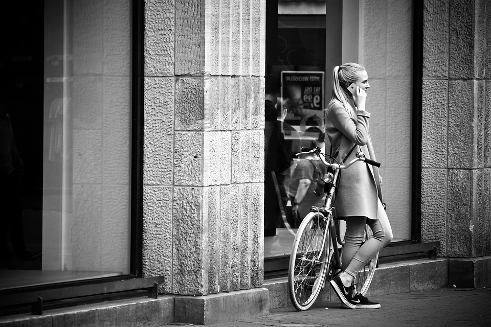 Uwaga kierowcy: 2/3 uczniów bawi się telefonami podczas jazdy na rowerze! 8 street photography 2563725 960 720