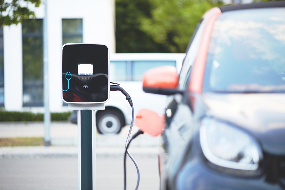 Auta elektryczne: Holandia liderem w ilości stacji ładowania w U€ 3 electric car 4381728 960 720