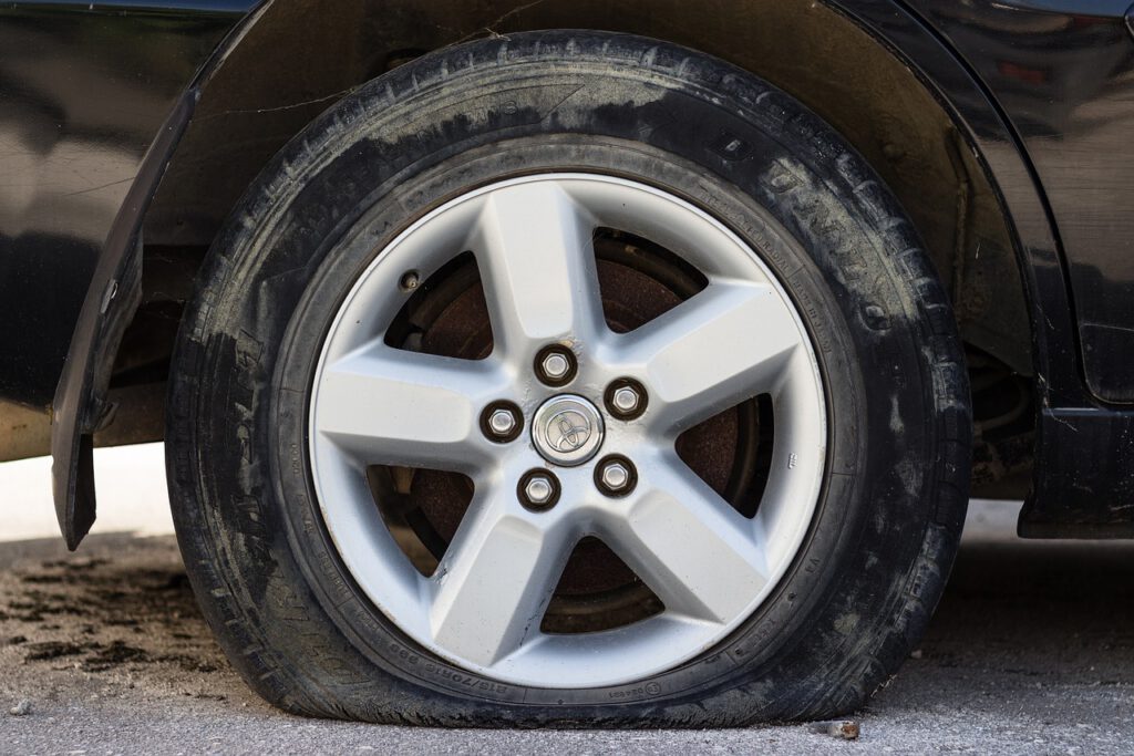 Benzyna: W NL 2 €uro, u sąsiadów 50 centów taniej! Plus kilka porad... 9 flat tire g24609f2f4 1280