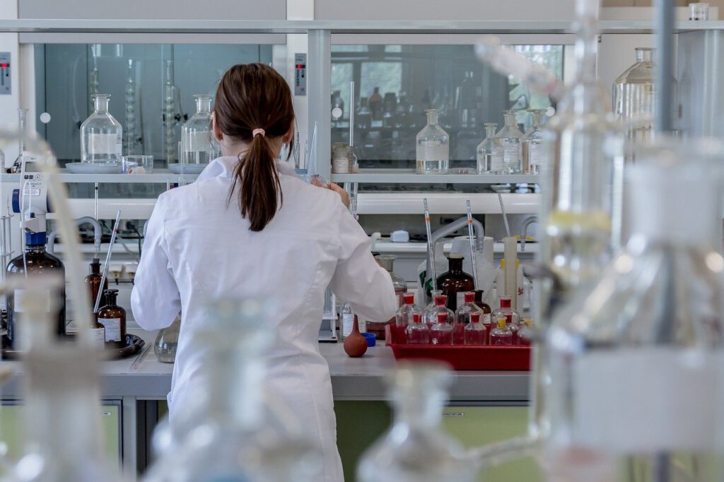 Wysokie składki zdrowotne `2022: Podpowiadamy, jak płacić mniej 4 laboratory g1e5ea0cf4 1280