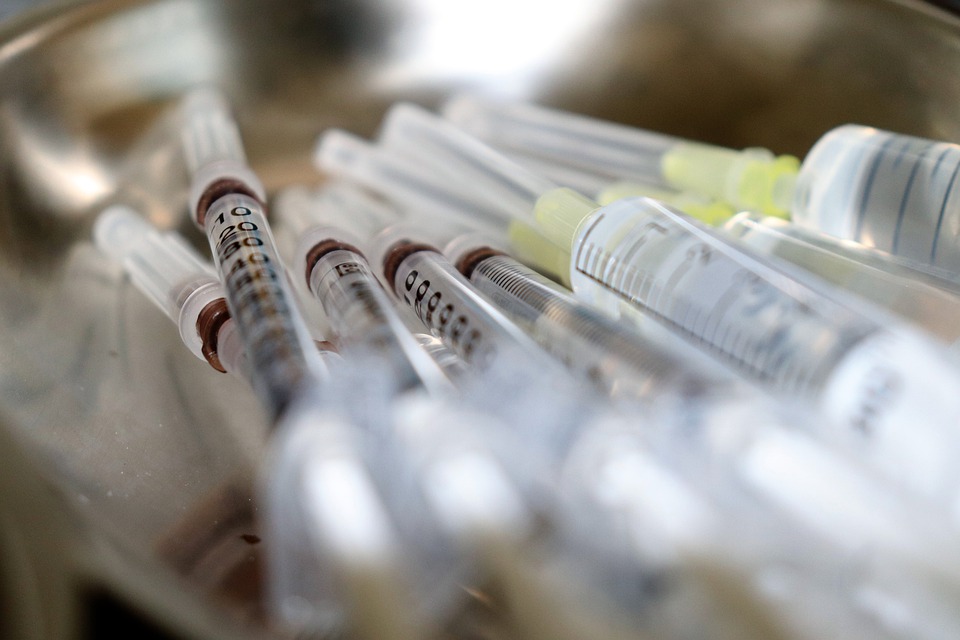 Koronawirus w NL: Jest lepiej, ale jeszcze za wcześnie na kasację obostrzeń 9 syringe 5057119 960 720