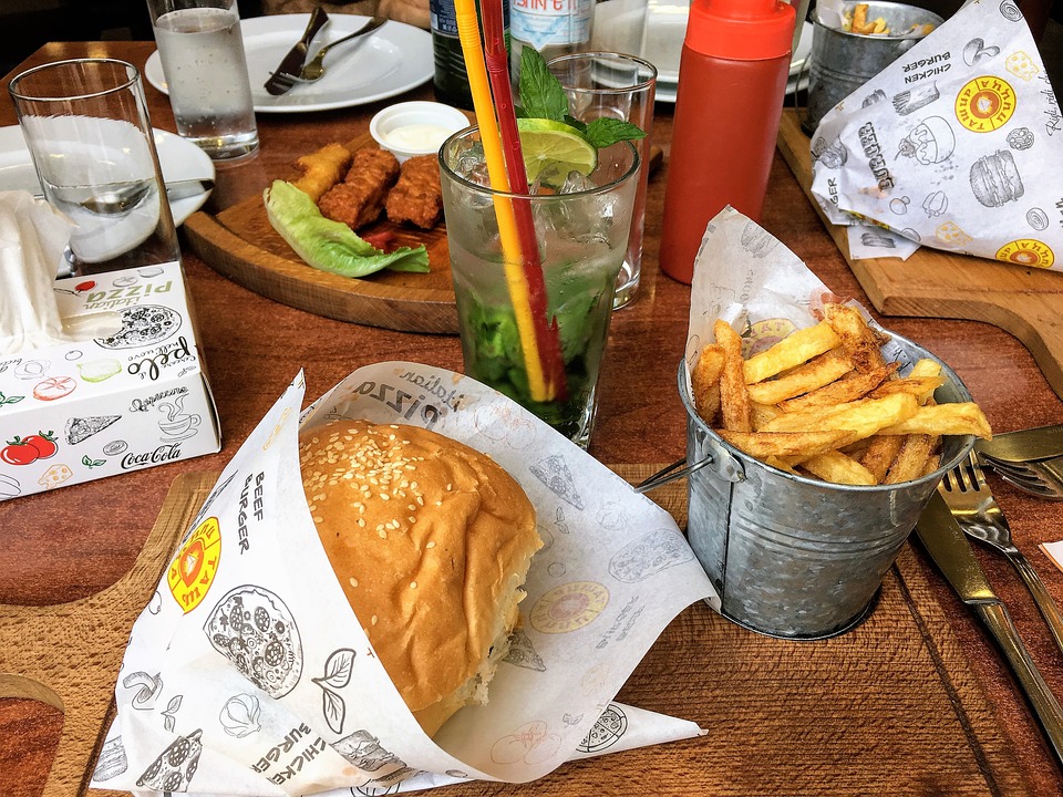 Streetfood po kontroli w Dniu Króla: 118 vs 60, czyli... lepiej jedz w domu! 9 hamburger 3700888 960 720