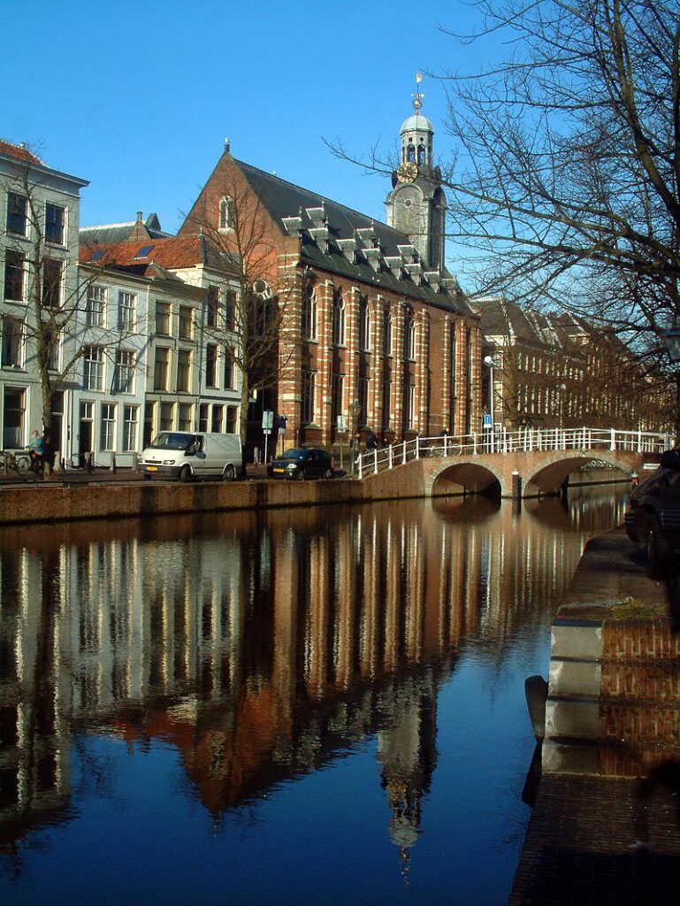 Holandia: Przyszła królowa zerwała z tradycją przodków! 16 Leiden Rapenburg met Academiegebouw en Nonnenbrug