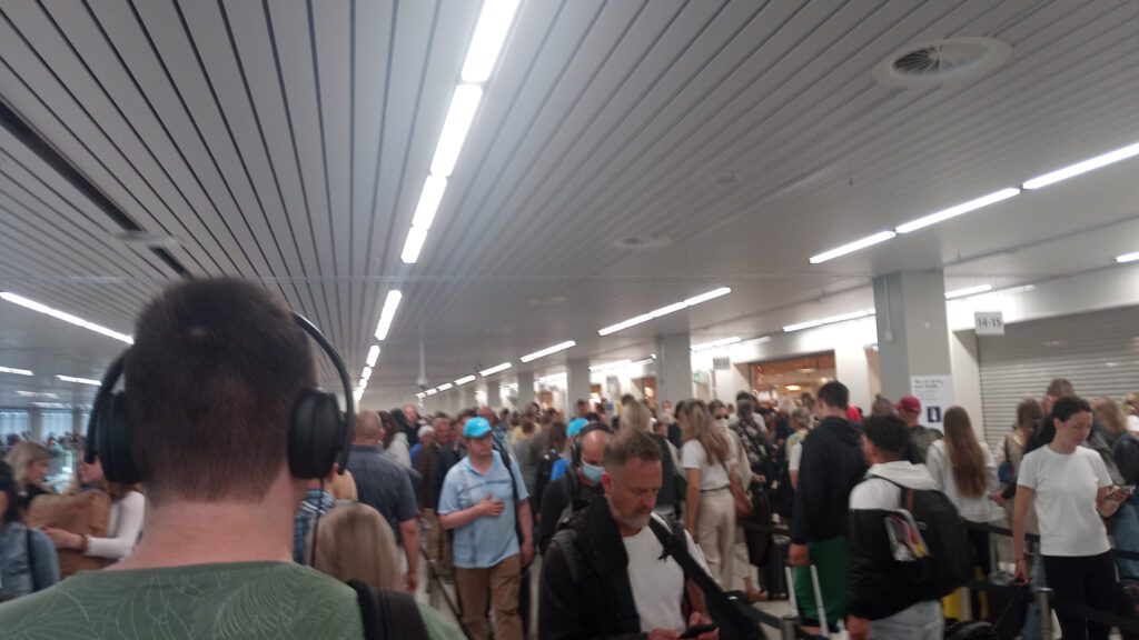Tłumy nie maleją: Sprawdziliśmy, jak wygląda sytuacja na lotnisku Schiphol pod Amsterdamem 2 WhatsApp Image 2022 07 07 at 10.52.17