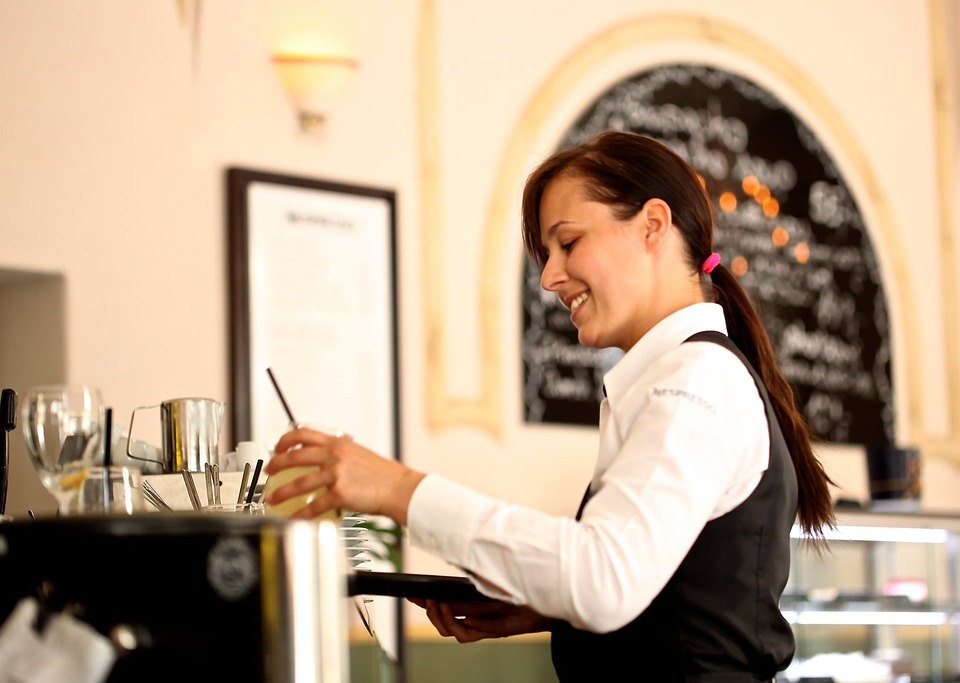 Ile zarabia przeciętny Holender? 10 waitress 2376728 960 720