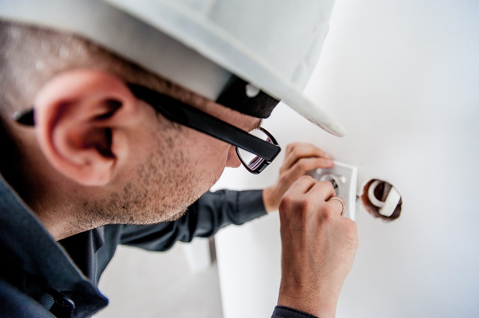 Nowe Prawo Pracy: Najważniejsze zmiany od 1 sierpnia `2022 9 electrician 1080554 960 720