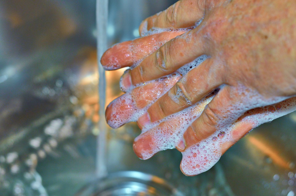 Skandaliczne marnotrawstwo: Aż 98% WODY PITNEJ codziennie trafia do ścieków! 9 wash hands 4913636 960 720