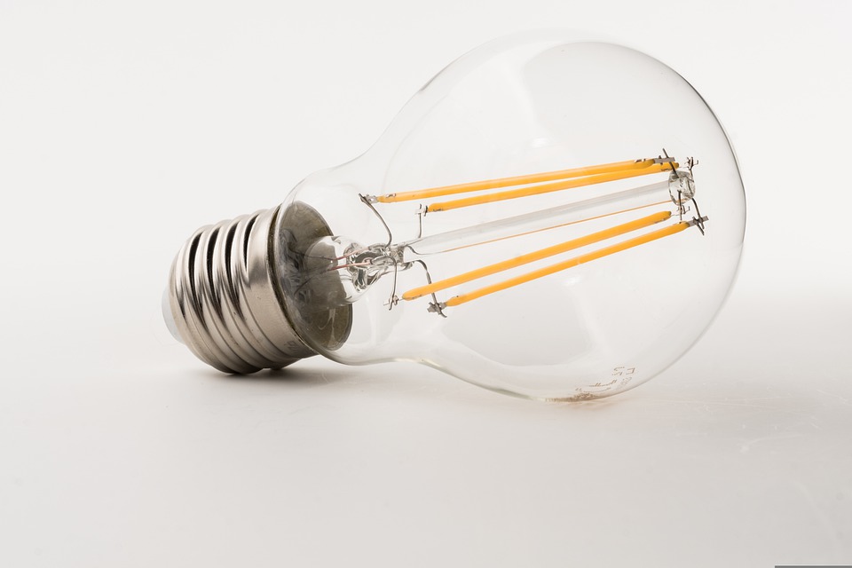 Maksymalne ceny energii: Od 1 stycznia niższe rachunki, a w listopadzie i grudniu spore dopłaty 8 bulbs 3366583 960 720 1