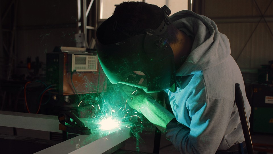 Holandia: Uchodźcy z Ukrainy muszą jak najszybciej odebrać wymagane dokumenty pobytowe 8 welding 2262745 960 720