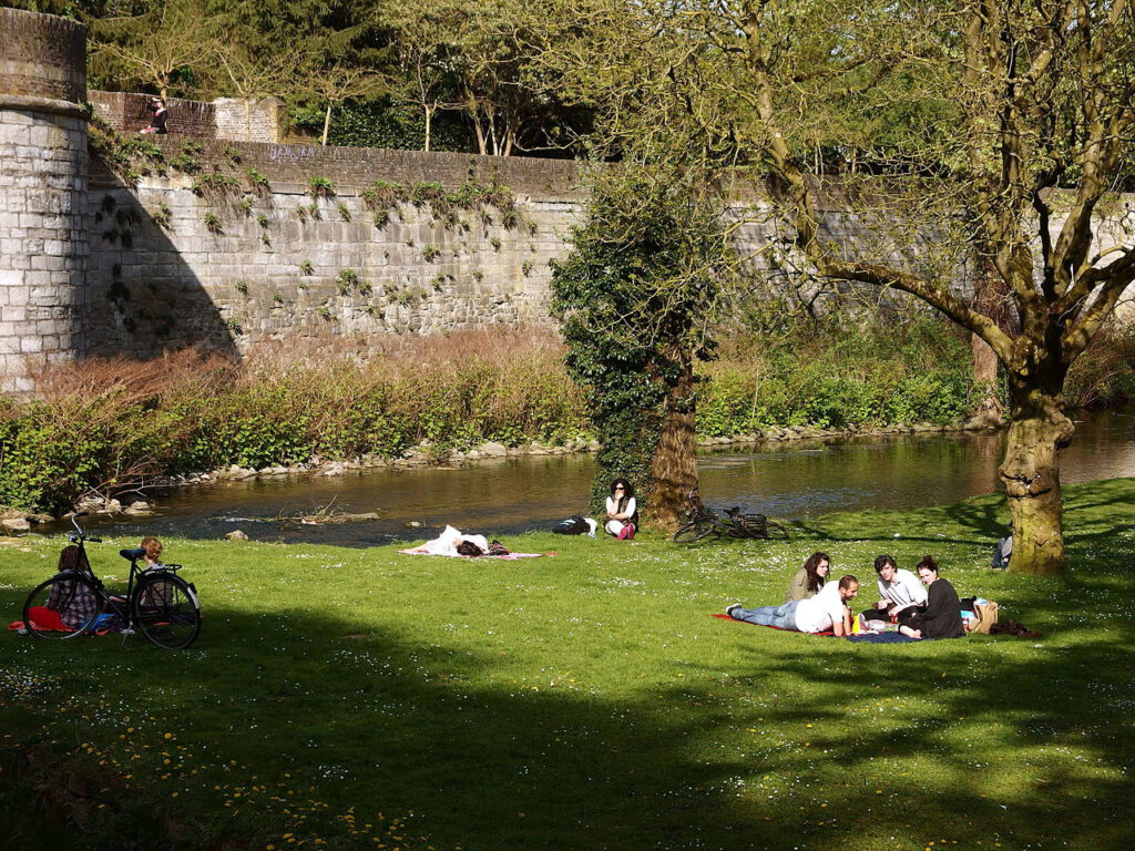 Czy to naprawdę Holandia? (2/5) 10 1280px 20130504 Maastricht Stadspark 17 Jeker and City wall