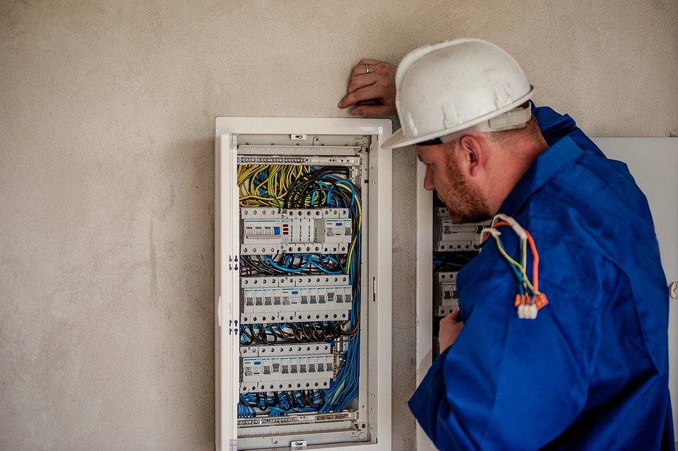 Holandia: Kiedy zapadnie ciemność (chociaż prądu jest pod dostatkiem)? 12 electrician 2755683 960 720