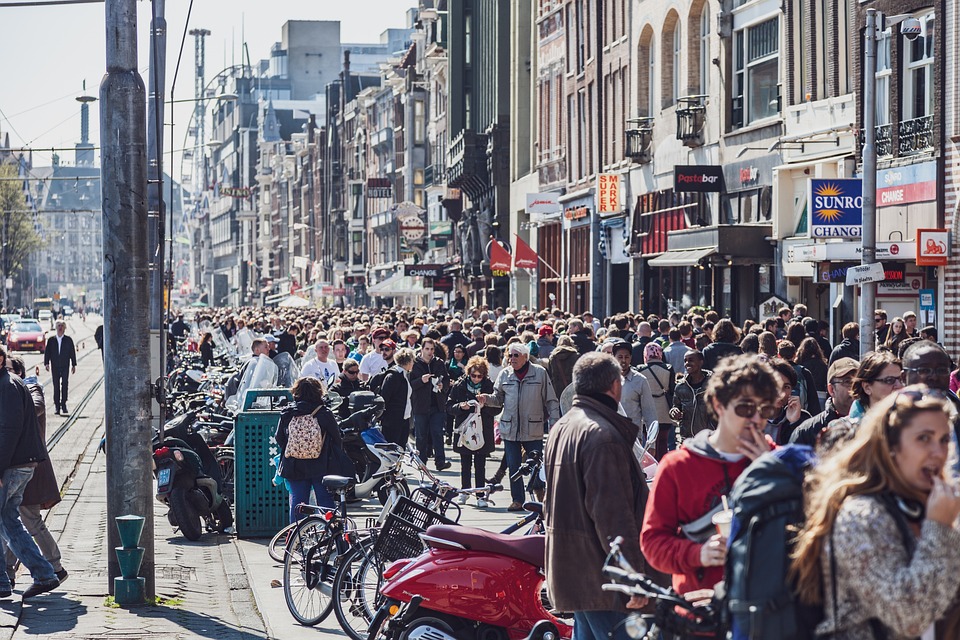 Amsterdam na końcu listy europejskich miast do zwiedzenia. Powód zaskakuje... 8 amsterdam 3736145 960 720