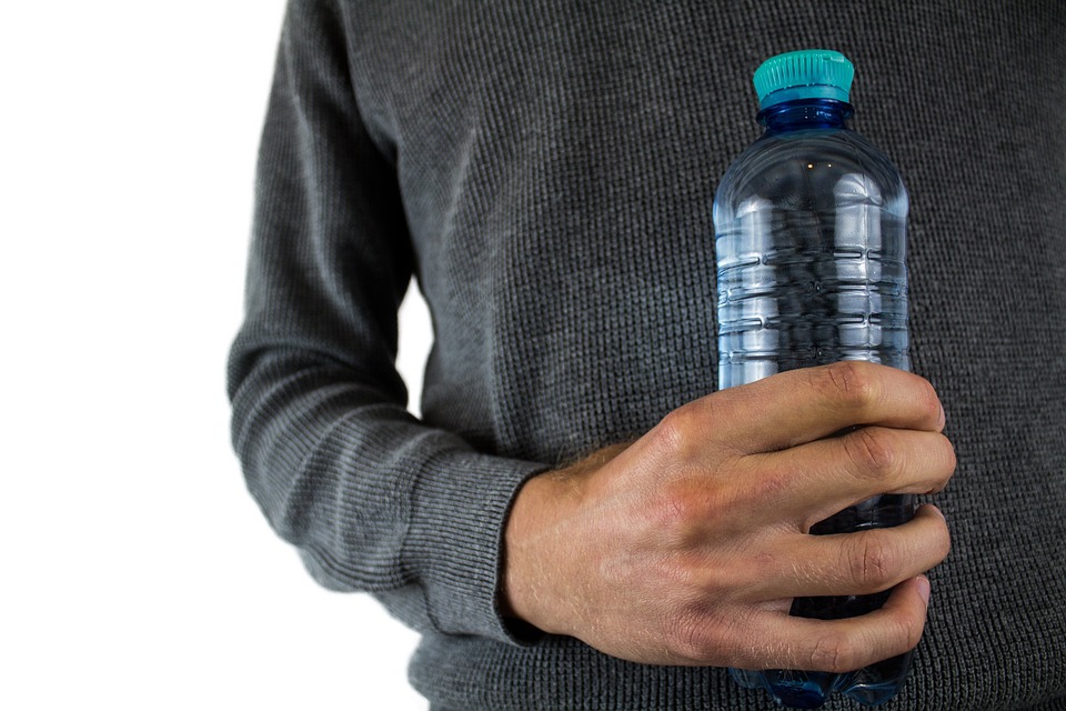 10 typowych błędów które popełniasz w holenderskim supermarkecie 8 water bottle 2821977 960 720