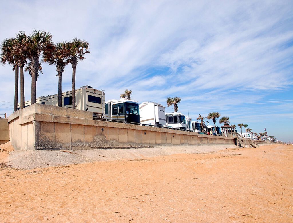 camping on beach 1633957 1280