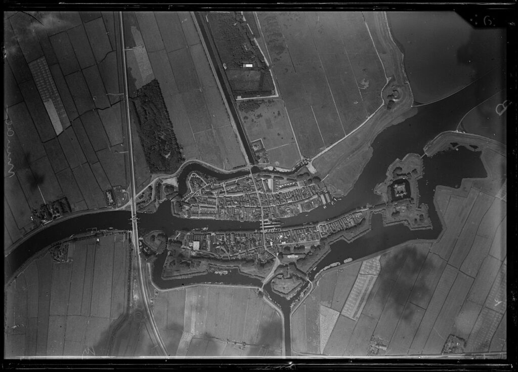 1280px NIMH 2011 1020 Aerial photograph of Muiden The Netherlands 1920 1940