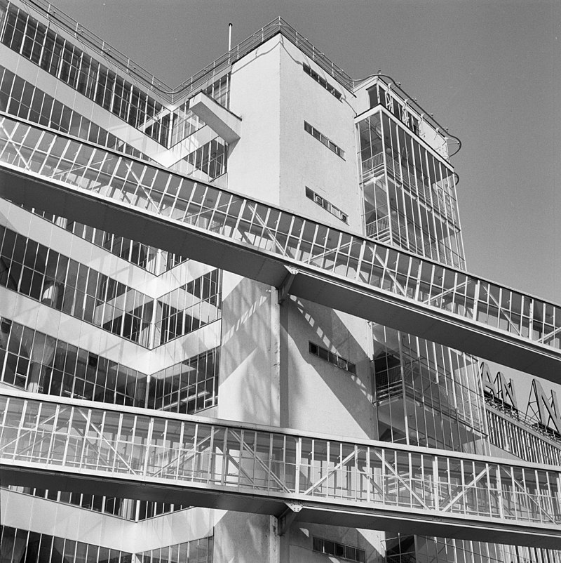 Exterieur luchtbruggen komend uit de tabaksfabriek richting expeditiegebouw Schiegebouw Rotterdam 20002342 RCE