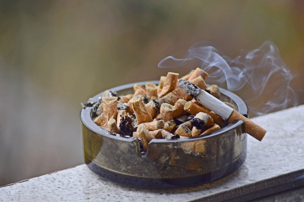 smoking 3365285 1280