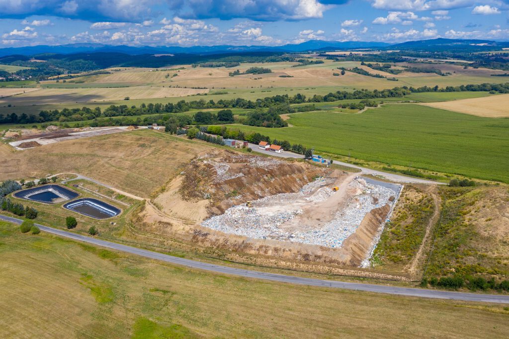 landfill 7360147 1280